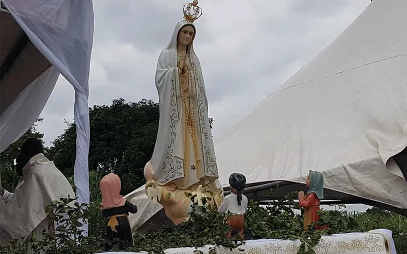 Une statue de la Sainte Vierge Marie à la grotte Notre-Dame de Fatima à Amakye-Bare dans l'archidiocèse de Kumasi. CAK (Archidiocèse catholique de Kumasi) TV Ghana.