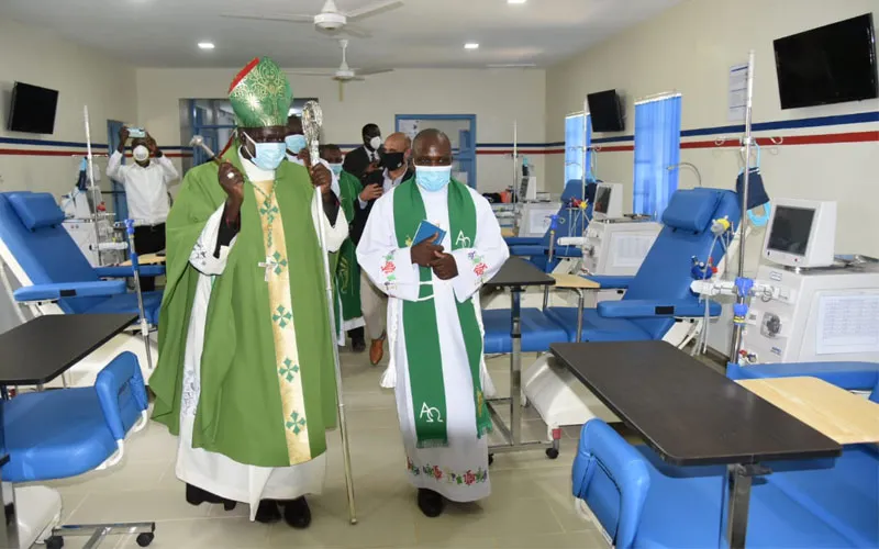 Mgr Joseph Obanyi du diocèse de Kakamega au Kenya, accompagné du père Columban Odhiambo, lors de la bénédiction de la nouvelle unité rénale d'une capacité de 19 lits à l'hôpital St Mary de Mumias. Cette initiative a été réalisée en partenariat avec Africa Healthcare Network. Crédit : Hôpital St. Mary's Mumias/Diocèse de Kakamega