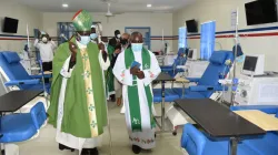 Mgr Joseph Obanyi du diocèse de Kakamega au Kenya, accompagné du père Columban Odhiambo, lors de la bénédiction de la nouvelle unité rénale d'une capacité de 19 lits à l'hôpital St Mary de Mumias. Cette initiative a été réalisée en partenariat avec Africa Healthcare Network. Crédit : Hôpital St. Mary's Mumias/Diocèse de Kakamega / 