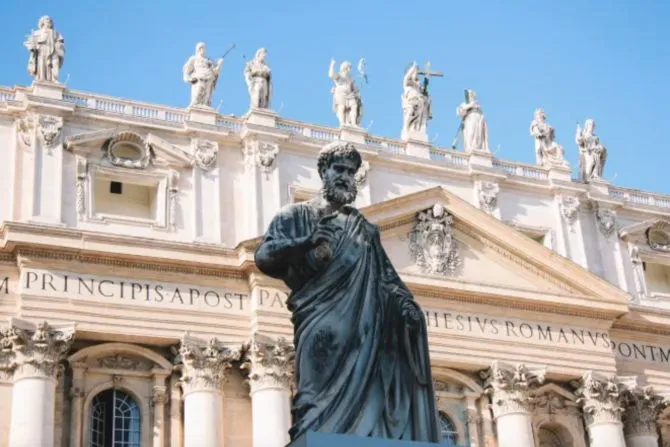 Une sculpture de saint Pierre à l'extérieur de la basilique Saint-Pierre au Vatican. | Crédit : Unsplash