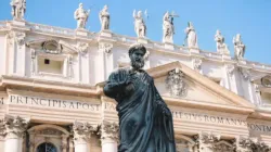 Une sculpture de saint Pierre à l'extérieur de la basilique Saint-Pierre au Vatican. | Crédit : Unsplash / 