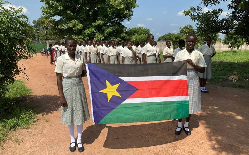 Les élèves de l'école secondaire pour filles Loreto du diocèse de Rumbek, au Soudan du Sud, tenant le drapeau du Soudan du Sud à l'occasion du 10e anniversaire de l'indépendance, le 9 juillet 2021/ Crédit : Sœur Orla Treacy, Sœurs Loreto, Rumbek.