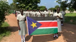Les élèves de l'école secondaire pour filles Loreto du diocèse de Rumbek, au Soudan du Sud, tenant le drapeau du Soudan du Sud à l'occasion du 10e anniversaire de l'indépendance, le 9 juillet 2021/ Crédit : Sœur Orla Treacy, Sœurs Loreto, Rumbek. / 
