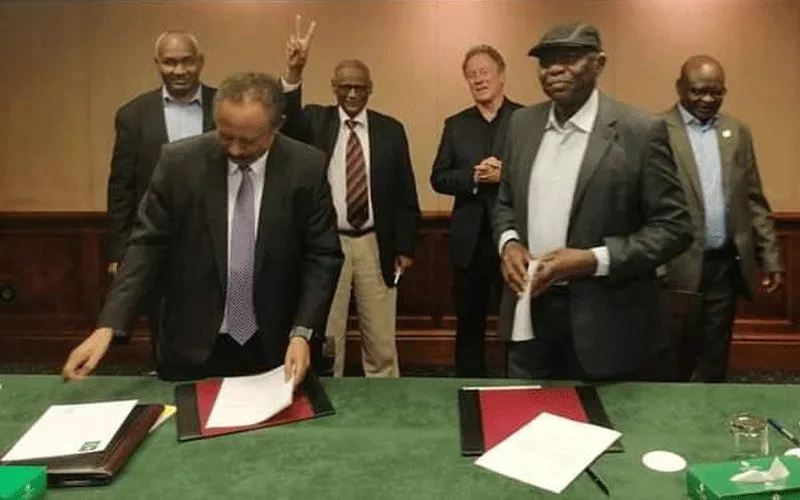 Le Premier ministre soudanais, Abdalla Hamdok (à gauche) et Abdel al-Hilu (à droite), le chef du groupe rebelle Sudan People's Liberation-North, ont signé le 3 septembre une déclaration dans la capitale éthiopienne Addis Ababa qui met fin à des décennies de domination islamique au Soudan. Domaine public