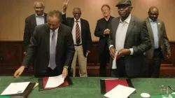 Le Premier ministre soudanais, Abdalla Hamdok (à gauche) et Abdel al-Hilu (à droite), le chef du groupe rebelle Sudan People's Liberation-North, ont signé le 3 septembre une déclaration dans la capitale éthiopienne Addis Ababa qui met fin à des décennies de domination islamique au Soudan. / Domaine public