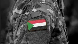 Le drapeau du Soudan sur le bras d'un soldat. Crédit : Bumble Dee/Shutterstock / 