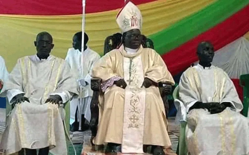 Mgr Stephen Ameyu avec les deux diacres qu'il a ordonnés pour le diocèse de Rumbek au Soudan du Sud. ACI Afrique