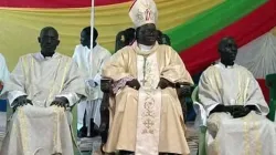 Mgr Stephen Ameyu avec les deux diacres qu'il a ordonnés pour le diocèse de Rumbek au Soudan du Sud. / ACI Afrique