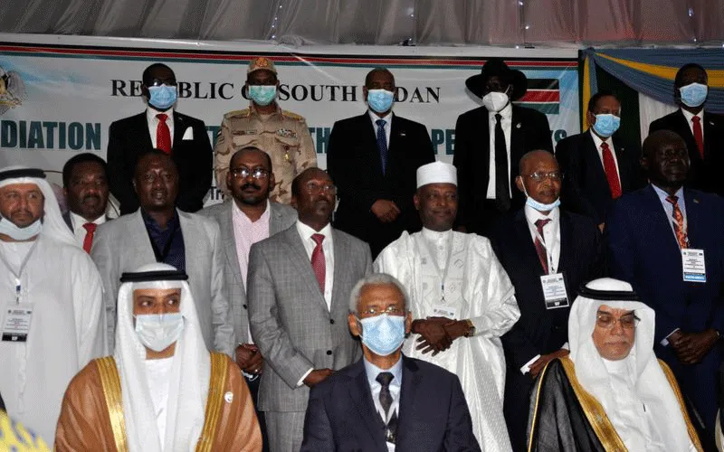Les délégués posent pour une photo lors de la signature d'un accord de paix entre le gouvernement de partage du pouvoir du Soudan et cinq groupes rebelles clés à Juba, au Soudan du Sud, le 31 août 2020. REUTERS/Samir Bol