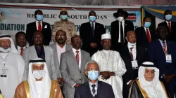 Les délégués posent pour une photo lors de la signature d'un accord de paix entre le gouvernement de partage du pouvoir du Soudan et cinq groupes rebelles clés à Juba, au Soudan du Sud, le 31 août 2020. / REUTERS/Samir Bol