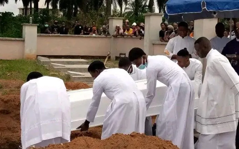 Feu Ambrose Sule enterré le 21 avril 2022 dans l'archidiocèse d'Owerri. Crédit : Frère Ferdinand Mary Nguaan