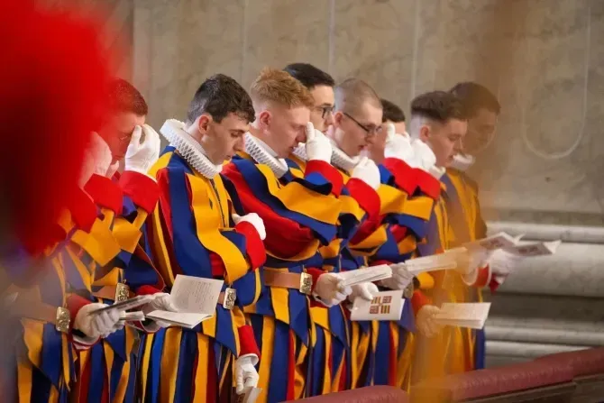 Les nouveaux gardes suisses se préparent à prêter serment le 6 mai 2024 au Vatican.