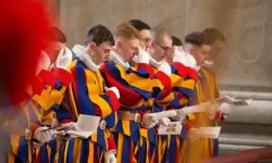 Les nouveaux gardes suisses se préparent à prêter serment le 6 mai 2024 au Vatican. / 