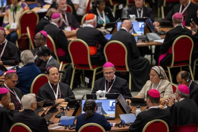 Les délégués du Synode sur la synodalité en petits groupes écoutent les conseils du Pape François pour les semaines à venir, le 4 octobre 2023. | Crédit photo : Daniel Ibañez/CNA
