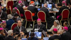Les délégués du Synode sur la synodalité en petits groupes écoutent les conseils du Pape François pour les semaines à venir, le 4 octobre 2023. | Crédit photo : Daniel Ibañez/CNA / 