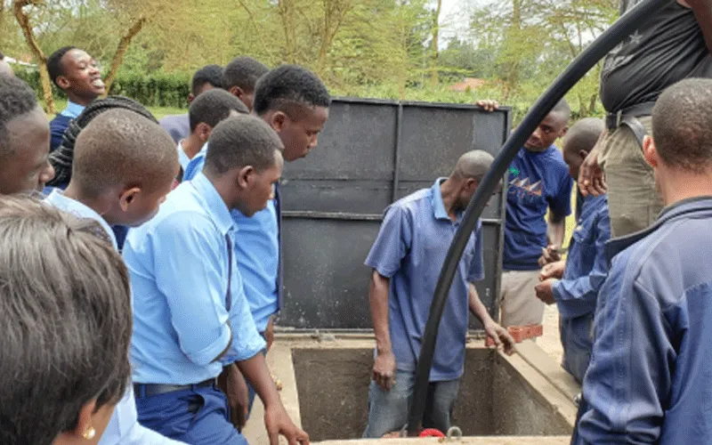 Initiative pour l'eau propre à l'Institut international Don Bosco Kilimandjaro de Tanzanie pour les télécommunications, l'électronique et l'informatique dans l'archidiocèse d'Arusha. Missions salésiennes