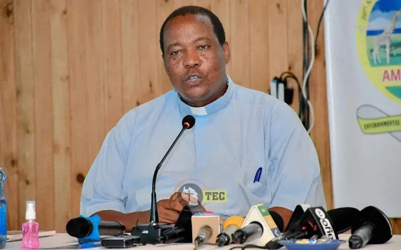 Le Secrétaire général de la Conférence épiscopale de Tanzanie (TEC), le Père Charles Kitima, s'adressant aux membres de la presse. Crédit : TEC