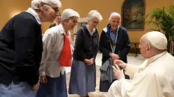 Le Pape François rencontre des membres de l'Association de la famille spirituelle Charles de Foucauld dans le bureau de la salle Paul VI, le 18 mai 2022. Vatican Media. / 