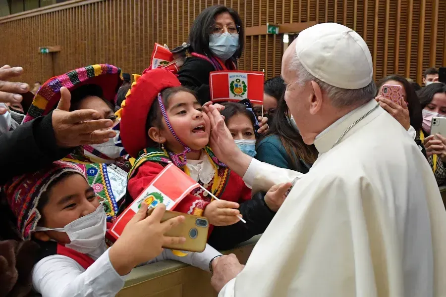 Le pape François rencontre une délégation de personnes ayant fait don du sapin de Noël et de la crèche sur la place Saint-Pierre et dans la salle Paul VI au Vatican, le 10 décembre 2021. Daniel Ibáñez/CNA.