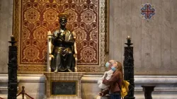 La statue en bronze de saint Pierre à l'intérieur de la basilique Saint-Pierre. Daniel Ibáñez/CNA. / 