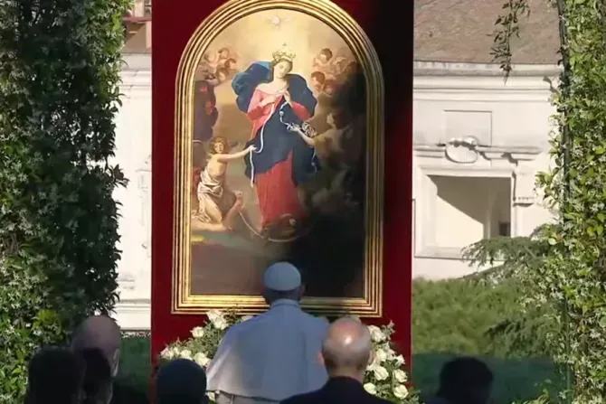 Le pape François prie devant l'image couronnée de Marie, qui défait les nœuds, dans les jardins du Vatican, le 31 mai 2021 / Capture d'écran de la chaîne YouTube Vatican News.