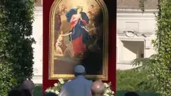Le pape François prie devant l'image couronnée de Marie, qui défait les nœuds, dans les jardins du Vatican, le 31 mai 2021 / Capture d'écran de la chaîne YouTube Vatican News. / 