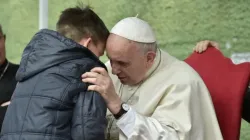 Le pape François écoute un garçon appelé Emanuele à la paroisse Saint-Paul de la Croix, à Rome, le 15 avril 2018. Vatican Media / 