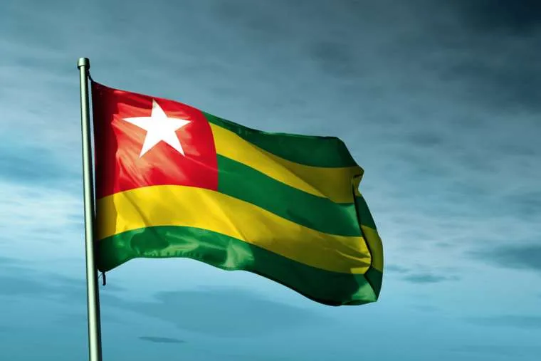 Le drapeau togolais / Jiri Flogel / Shutterstock.