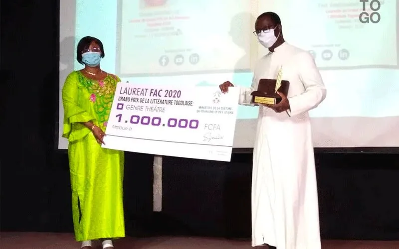 Un prêtre reçoit le prix de littérature décerné à Mgr Nicodème Barrigah, archevêque de Lomé au Togo. Domaine public