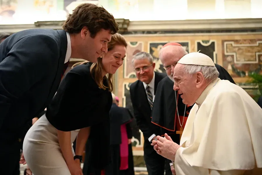 Le pape François rencontre des membres de la Fondation papale dans la salle Clémentine du Vatican, le 28 avril 2022. Vatican Media.