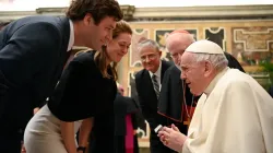 Le pape François rencontre des membres de la Fondation papale dans la salle Clémentine du Vatican, le 28 avril 2022. Vatican Media. / 