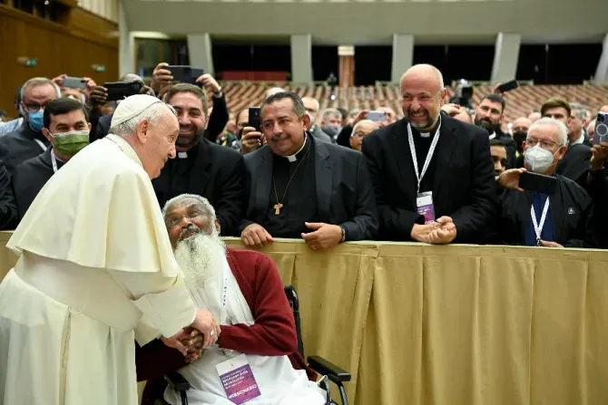 Le Pape François rencontre les Missionnaires de la Miséricorde au Vatican le 25 avril 2022. Crédit : Vatican Media / 