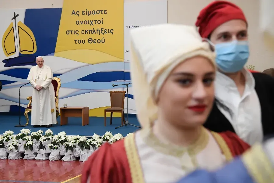 Le pape François rencontre des jeunes à l'école St Dionysius des Ursulines à Maroussi, Athènes, le 6 décembre 2021. Vatican Media.