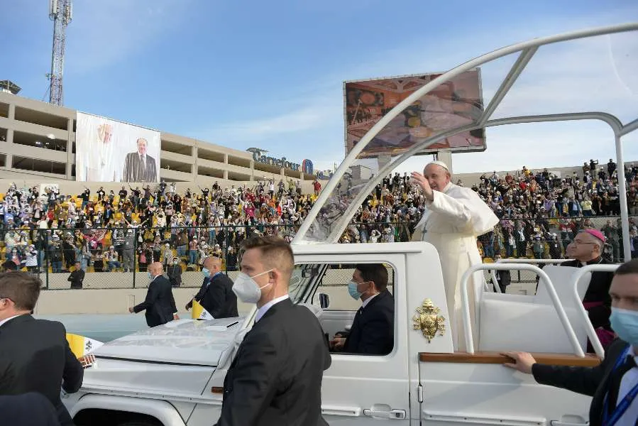Le pape François célèbre la messe au stade Franso Hariri à Erbil, en Irak, le 7 mars 2021. Vatican Media.