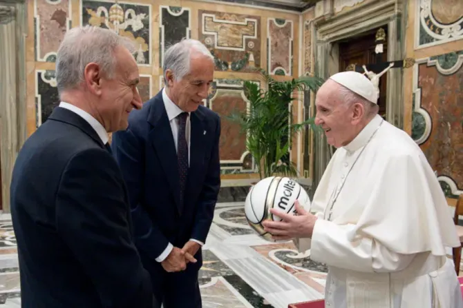 Le pape François rencontre des membres de la Fédération italienne de basket-ball dans la salle Clémentine du Vatican, le 31 mai 2021 / Vatican Media.
