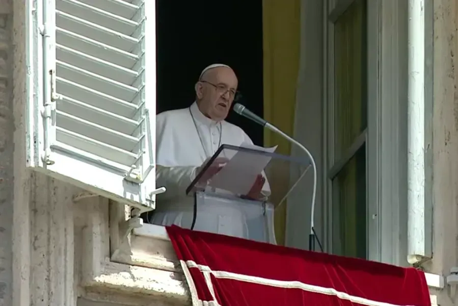 Le pape François prononce son discours lors de l'Angelus au Vatican, le 1er août 2021. Capture d'écran de la chaîne YouTube Vatican News.