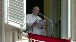 Le pape François prononce son discours lors de l'Angelus au Vatican, le 1er août 2021. Capture d'écran de la chaîne YouTube Vatican News. / 