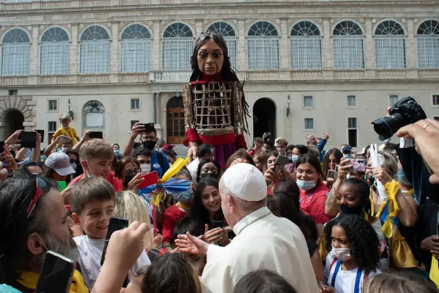 Le pape François salue les enfants dans la cour San Damaso lors de la visite de la marionnette Little Amal au Vatican, le 10 septembre 2021. Vatican Media.