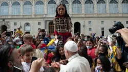 Le pape François salue les enfants dans la cour San Damaso lors de la visite de la marionnette Little Amal au Vatican, le 10 septembre 2021. Vatican Media. / 