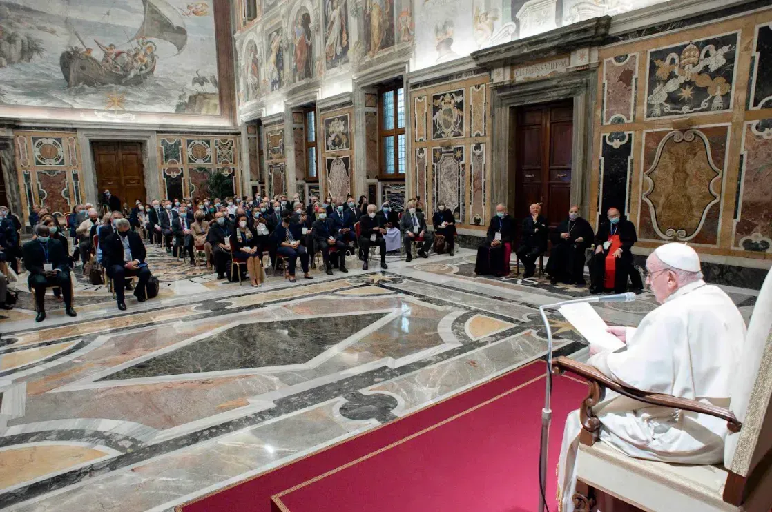 Le pape François s'adresse aux participants à l'assemblée plénière de l'Académie pontificale pour la vie dans la salle Clémentine du Vatican, le 27 septembre 2021. Vatican Media