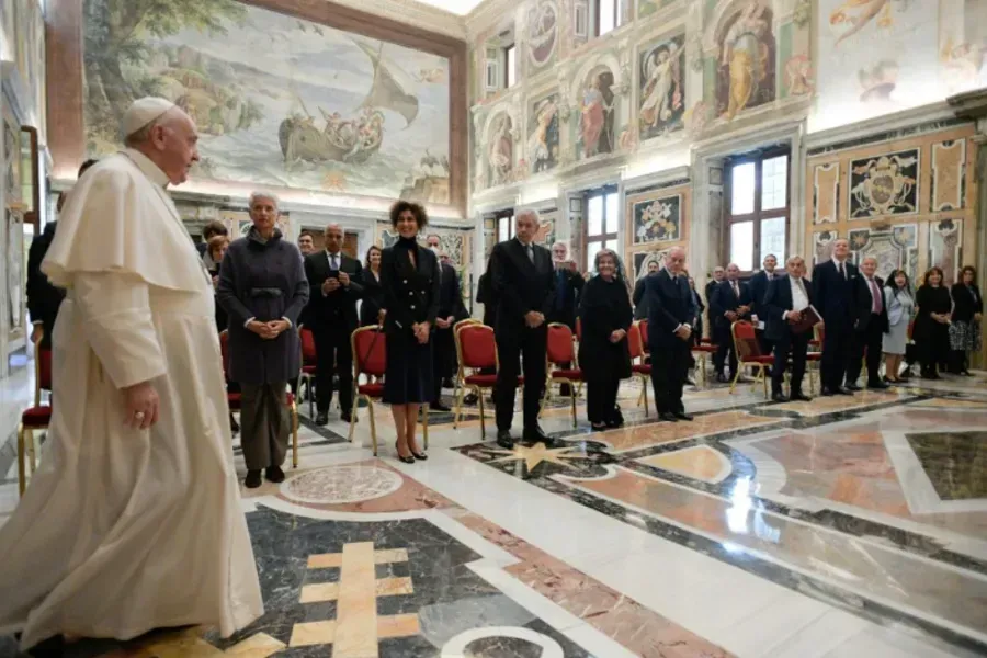 Le pape François salue les membres de la Fondation de l'Université du Campus Biomédical, à la salle Clémentine du Vatican, le 18 octobre 2021. Vatican Media.