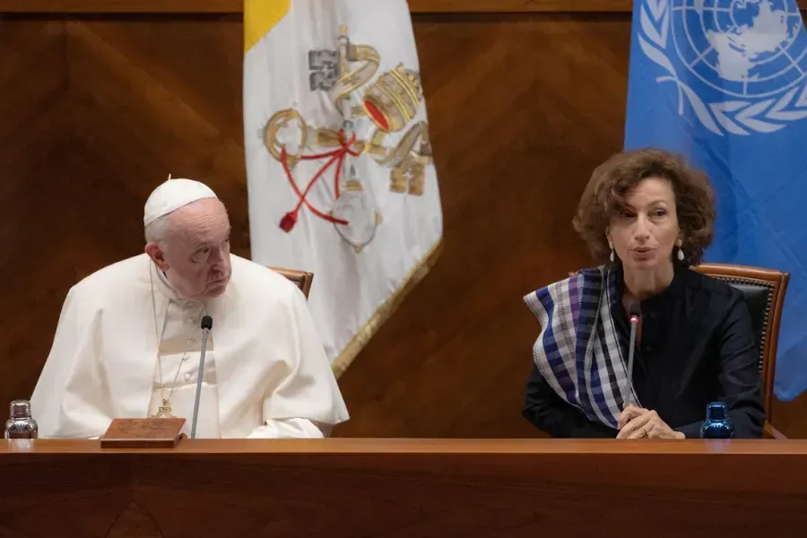 Le Pape François et Audrey Azoulay de l'UNESCO à l'Université pontificale du Latran à Rome, le 7 octobre 2021. Daniel Ibáñez/CNA.