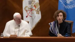 Le Pape François et Audrey Azoulay de l'UNESCO à l'Université pontificale du Latran à Rome, le 7 octobre 2021. Daniel Ibáñez/CNA. / 