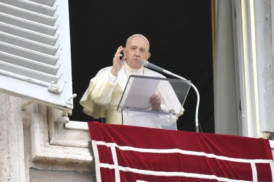 Le pape François prononce son discours de l'Angelus au Vatican, le 8 décembre 2021. Vatican Media.