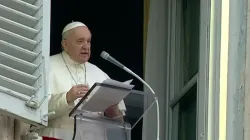 Le pape François prononce son discours de l'Angelus au Vatican, le 2 janvier 2022. Capture d'écran de la chaîne YouTube Vatican News. / 