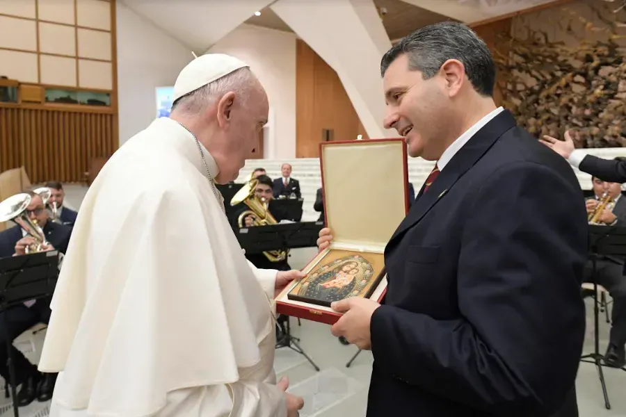 Le pape François rencontre des membres de l'association Saints Pierre et Paul au Vatican, le 8 janvier 2021. Vatican Media.