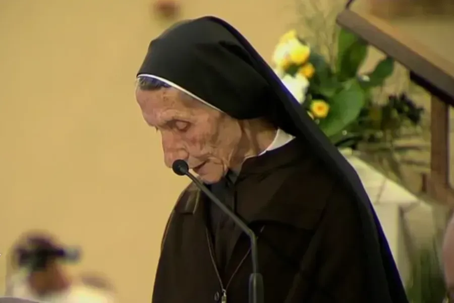Le pape François écoute le discours de Sœur Marije Kaléta dans la cathédrale Saint-Paul de Tirana, en Albanie, dimanche 21 septembre 2014. Capture d'écran de la chaîne YouTube Vatican News.