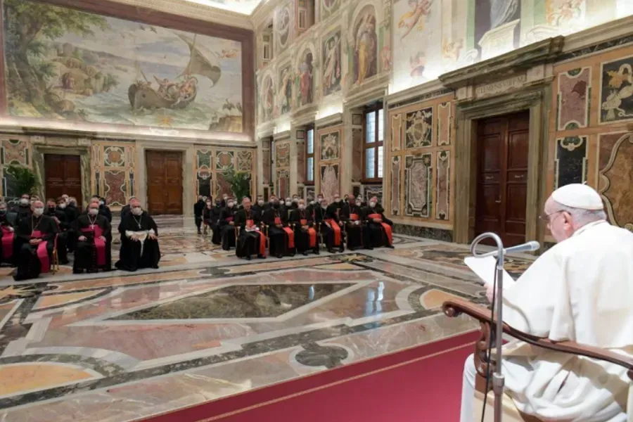 Le Pape François rencontre les participants à la session plénière de la Congrégation pour la Doctrine de la Foi à la Salle Clémentine du Vatican, le 21 janvier 2022. Vatican Media.