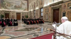 Le Pape François rencontre les participants à la session plénière de la Congrégation pour la Doctrine de la Foi à la Salle Clémentine du Vatican, le 21 janvier 2022. Vatican Media. / 