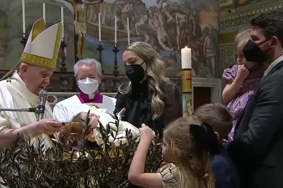 Le pape François baptise un enfant dans la chapelle Sixtine, le 9 janvier 2021. Capture d'écran de la chaîne YouTube Vatican News.